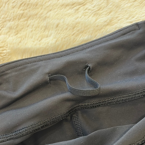 Lululemon women’s cropped Leggings size 8 in black - Picture 6 of 8